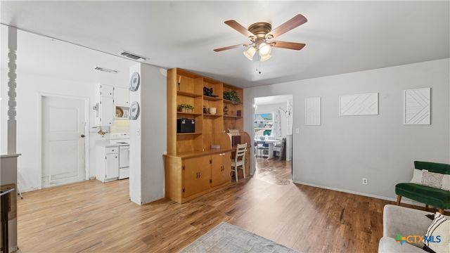 7830 Village Oak Drive, Live Oak, TX 78233