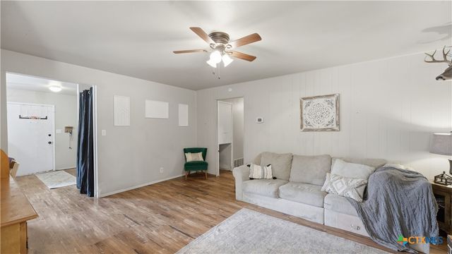 7830 Village Oak Drive, Live Oak, TX 78233