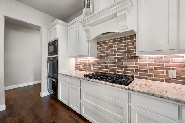 1050 Falcon Nest Drive, Kennedale, TX 76060