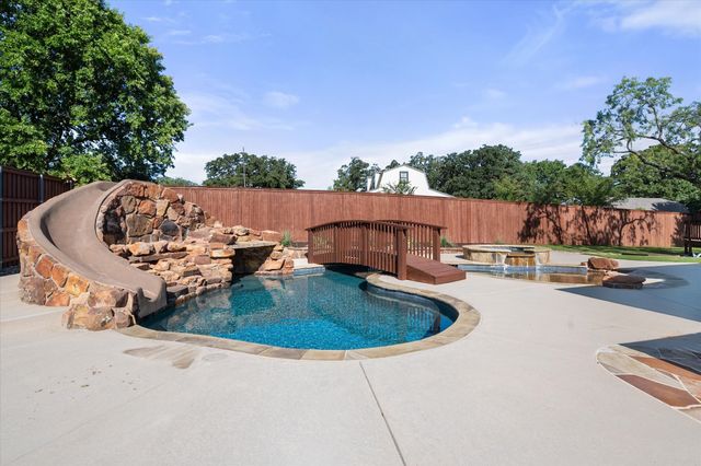 1050 Falcon Nest Drive, Kennedale, TX 76060