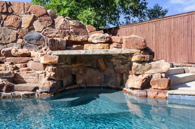 1050 Falcon Nest Drive, Kennedale, TX 76060