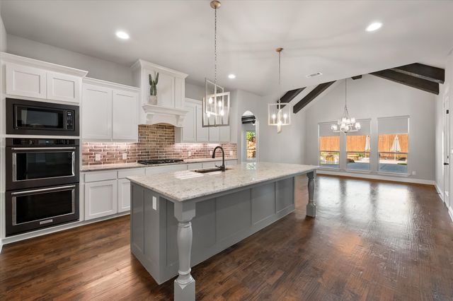 1050 Falcon Nest Drive, Kennedale, TX 76060