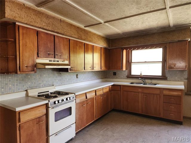 9621 Ridge Heights Road, Fairview Heights, IL 62208