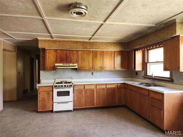 9621 Ridge Heights Road, Fairview Heights, IL 62208