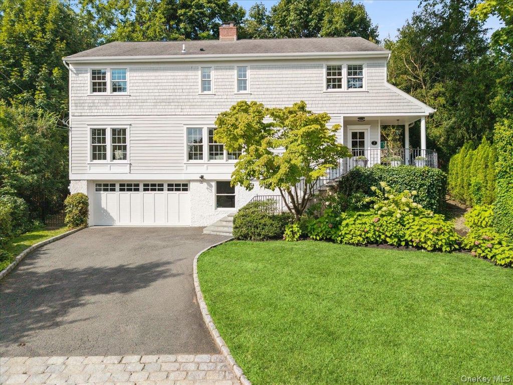 8 Lyons Place, Larchmont, NY 10538 — photo 2