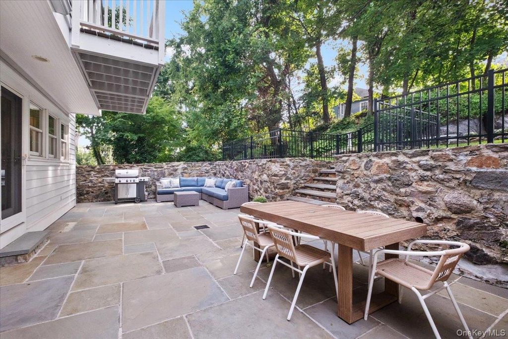 8 Lyons Place, Larchmont, NY 10538 — photo 4