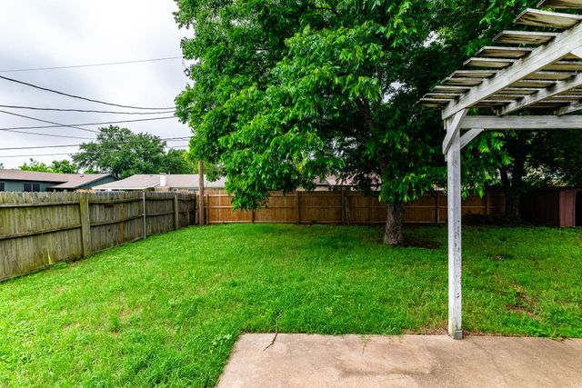 513 Charlyne Drive, Burleson, TX 76028