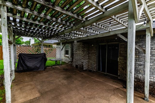 513 Charlyne Drive, Burleson, TX 76028