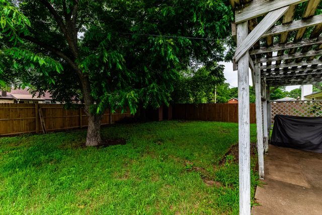 513 Charlyne Drive, Burleson, TX 76028