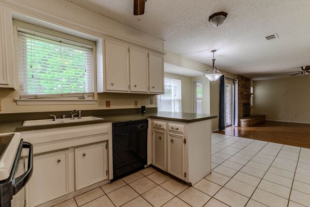 513 Charlyne Drive, Burleson, TX 76028