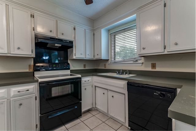 513 Charlyne Drive, Burleson, TX 76028