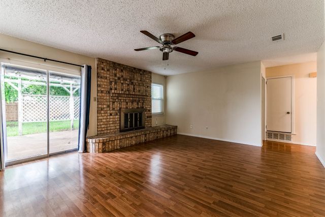 513 Charlyne Drive, Burleson, TX 76028