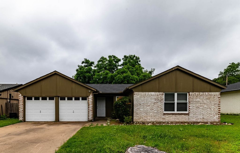 513 Charlyne Drive, Burleson, TX 76028