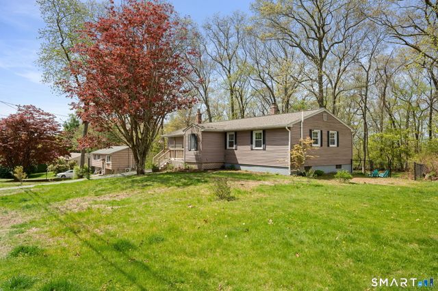 17 Ledgewood Drive, Ledyard, CT 06335