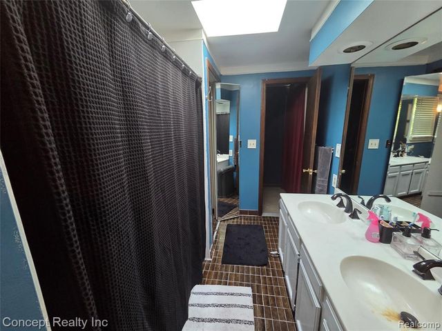 21467 Jewell Court, Grosse Ile, MI 48138