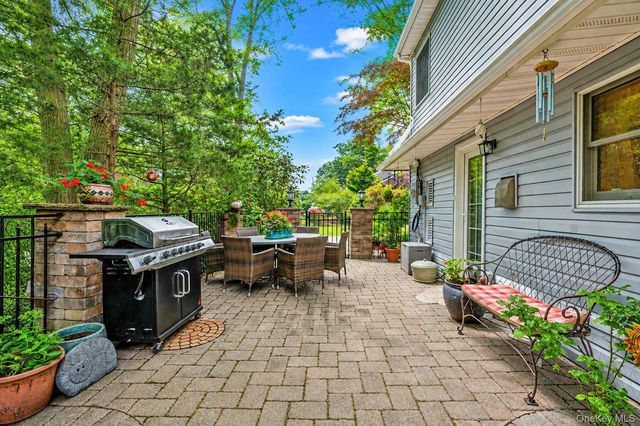 45 Reeves Road, Center Moriches, NY 11934