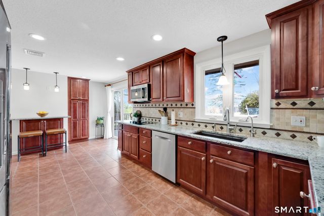 3 Standish Road, Ellington, CT 06029