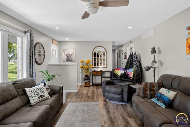 4535 SE Pawnee DR, Berryton, KS 66409