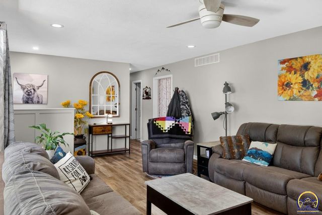 4535 SE Pawnee DR, Berryton, KS 66409