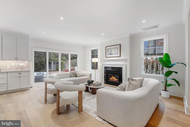 11 CEDAR ST, Alexandria, VA 22301