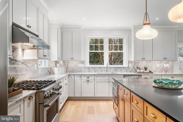 11 CEDAR ST, Alexandria, VA 22301