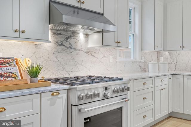 11 CEDAR ST, Alexandria, VA 22301