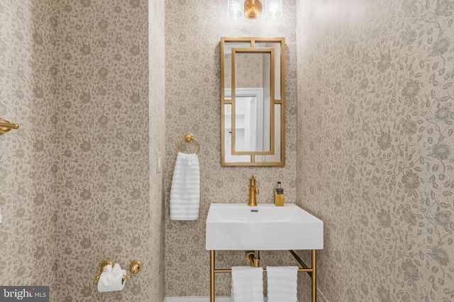 11 CEDAR ST, Alexandria, VA 22301