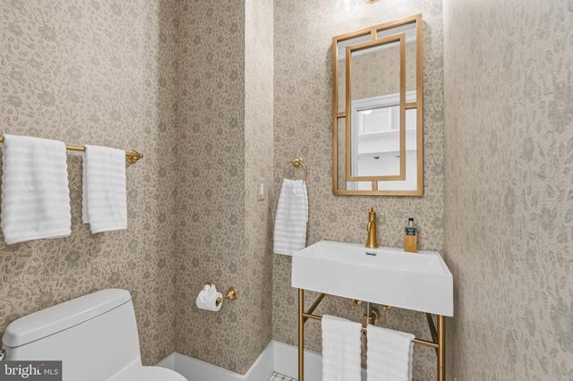 11 CEDAR ST, Alexandria, VA 22301