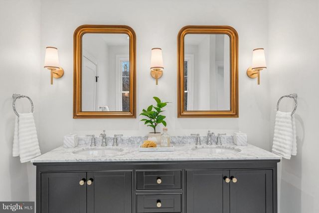 11 CEDAR ST, Alexandria, VA 22301