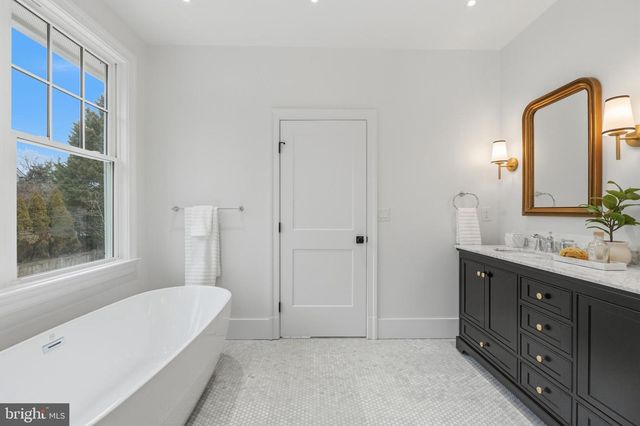 11 CEDAR ST, Alexandria, VA 22301