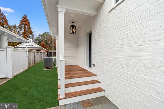 11 CEDAR ST, Alexandria, VA 22301