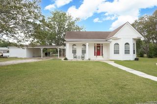 1503 S 2nd Street, Floresville, TX 78114