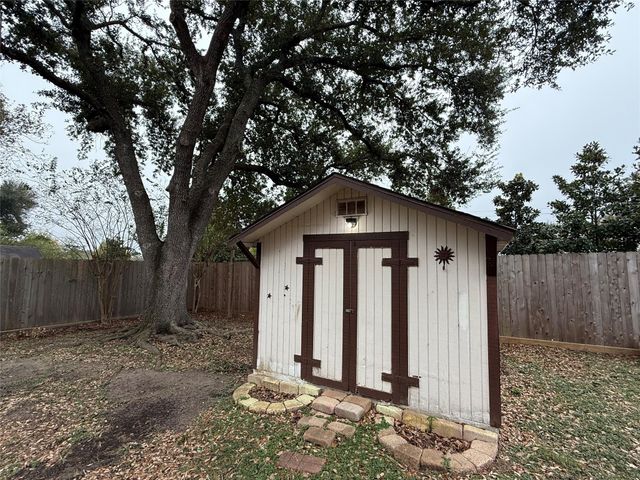 6810 Redwood Falls Drive, Pasadena, TX 77505