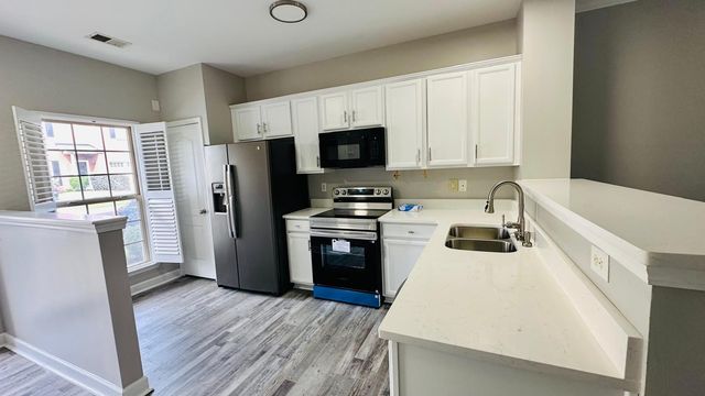 106 Northcrest Commons Cir, Nashville, TN 37211