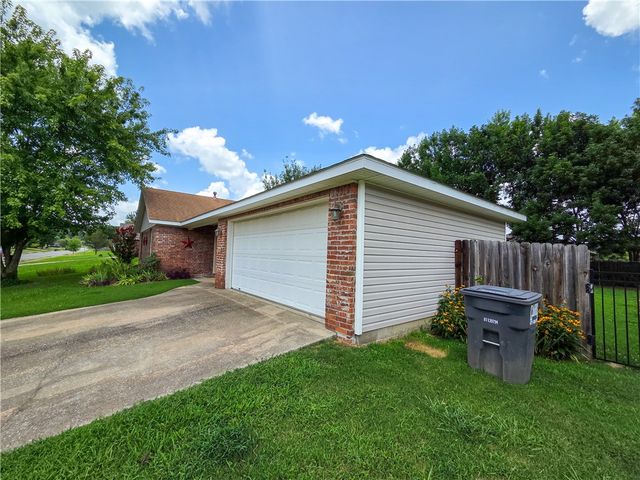 686 Richland Creek Avenue, Elkins, AR 72727