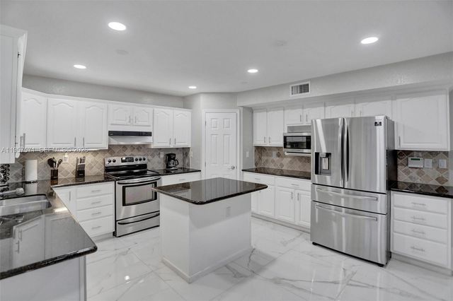 466 NE 8th Avenue, Deerfield Beach, FL 33441