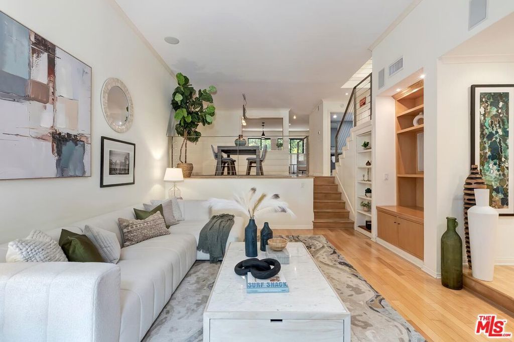 Image 1 of property listing at 323 San Vicente Boulevard 11, Santa Monica, CA 90402