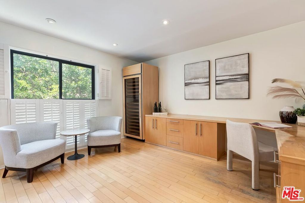 Image 10 of property listing at 323 San Vicente Boulevard 11, Santa Monica, CA 90402