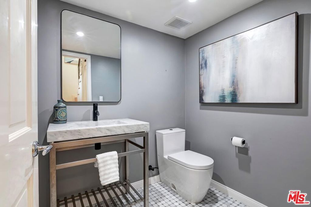 Image 11 of property listing at 323 San Vicente Boulevard 11, Santa Monica, CA 90402