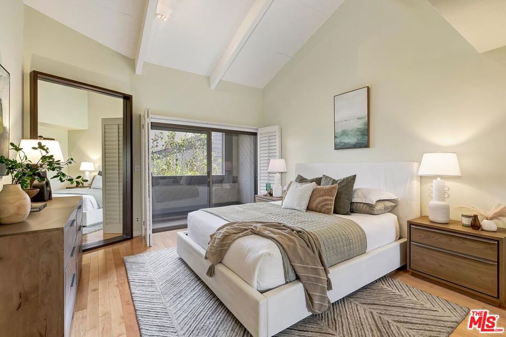 Image 13 of property listing at 323 San Vicente Boulevard 11, Santa Monica, CA 90402