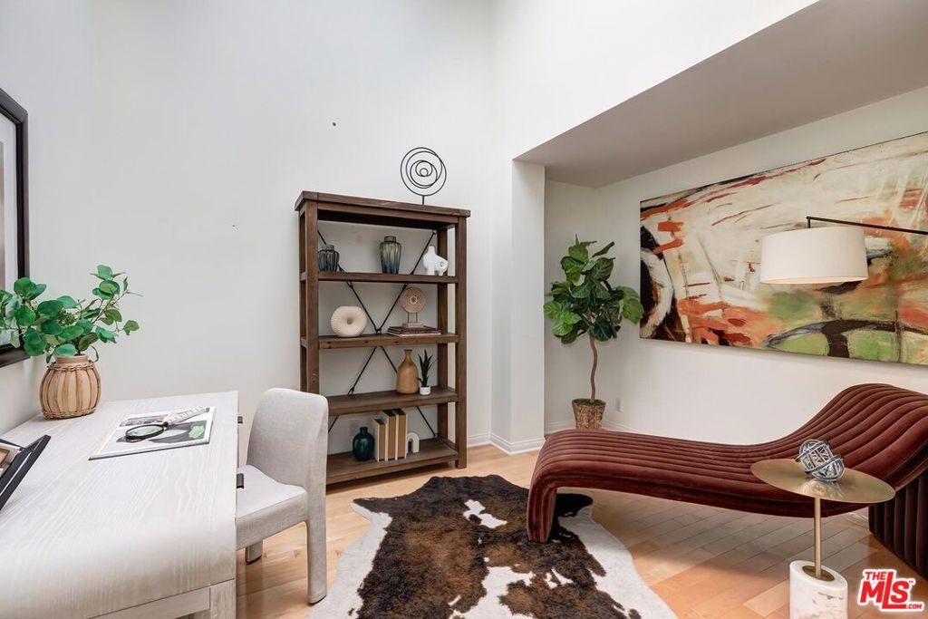 Image 15 of property listing at 323 San Vicente Boulevard 11, Santa Monica, CA 90402