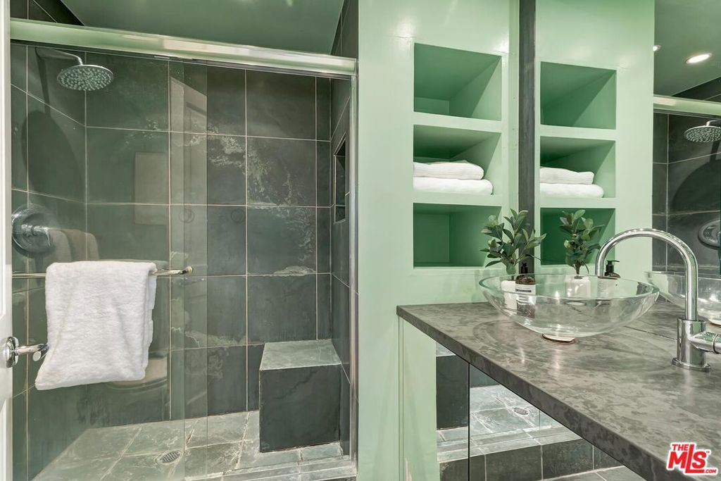 Image 18 of property listing at 323 San Vicente Boulevard 11, Santa Monica, CA 90402