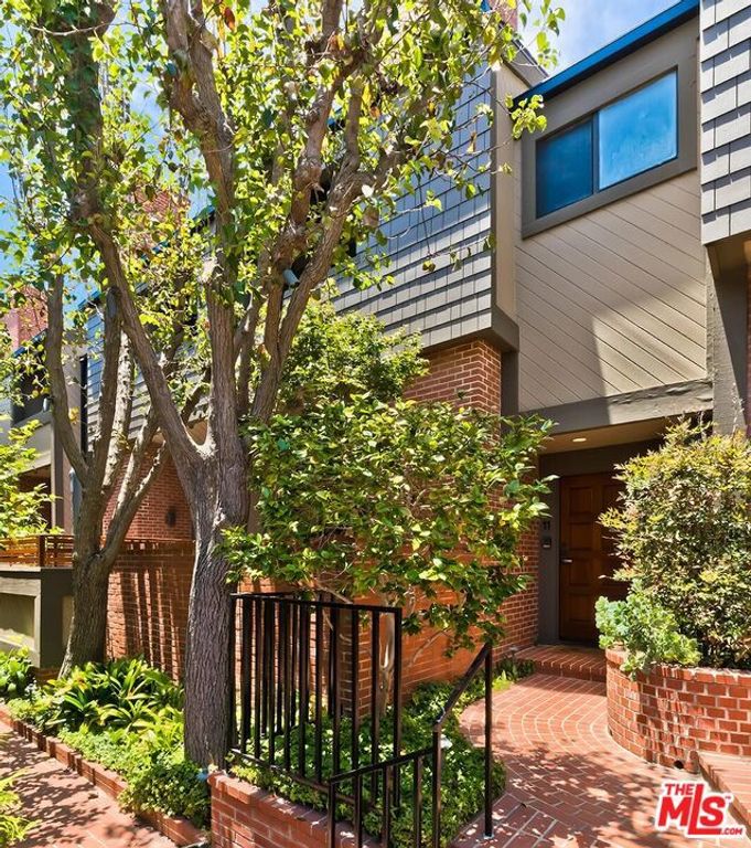 Image 2 of property listing at 323 San Vicente Boulevard 11, Santa Monica, CA 90402