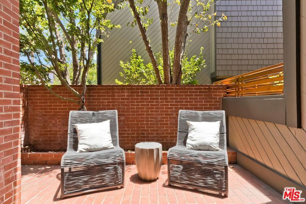 Image 21 of property listing at 323 San Vicente Boulevard 11, Santa Monica, CA 90402