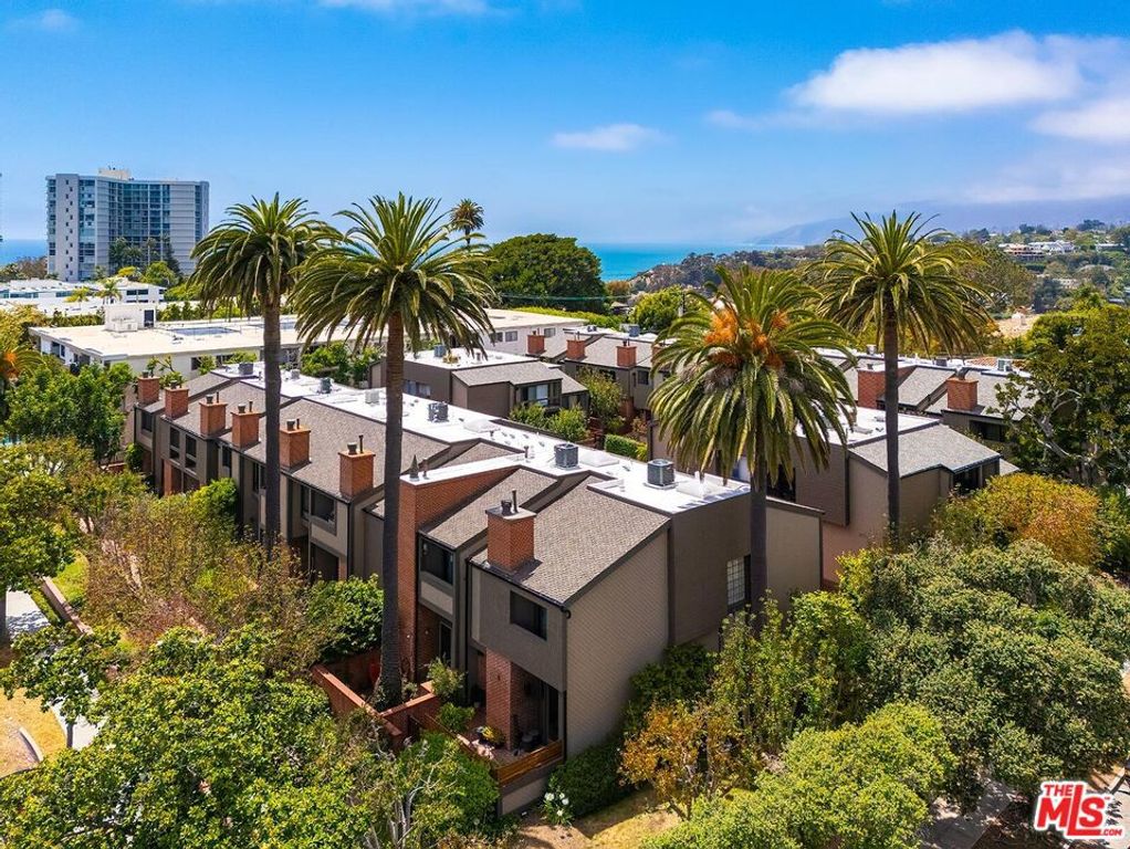 Image 24 of property listing at 323 San Vicente Boulevard 11, Santa Monica, CA 90402
