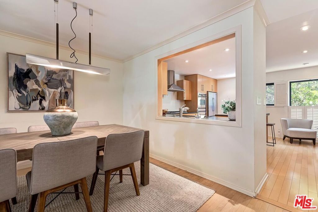 Image 7 of property listing at 323 San Vicente Boulevard 11, Santa Monica, CA 90402