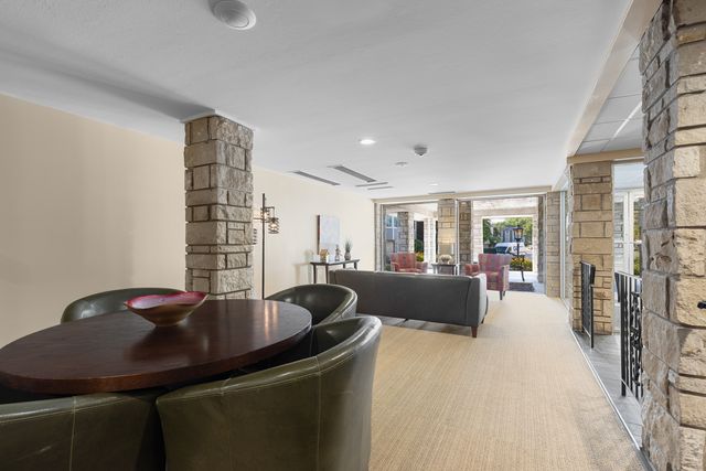 2300 Windsor Mall Court 2E, Park Ridge, IL 60068