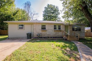 1208 S Lake Sequoyah Drive, Fayetteville, AR 72701