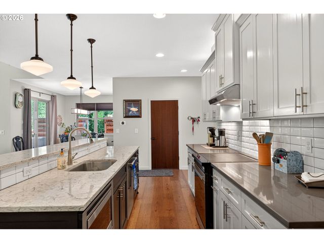 1878 Se JASMINE Pl, Gresham, OR 97080