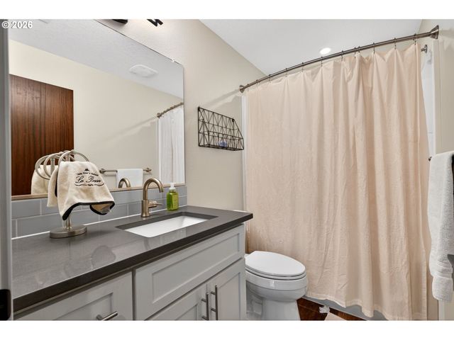 1878 Se JASMINE Pl, Gresham, OR 97080